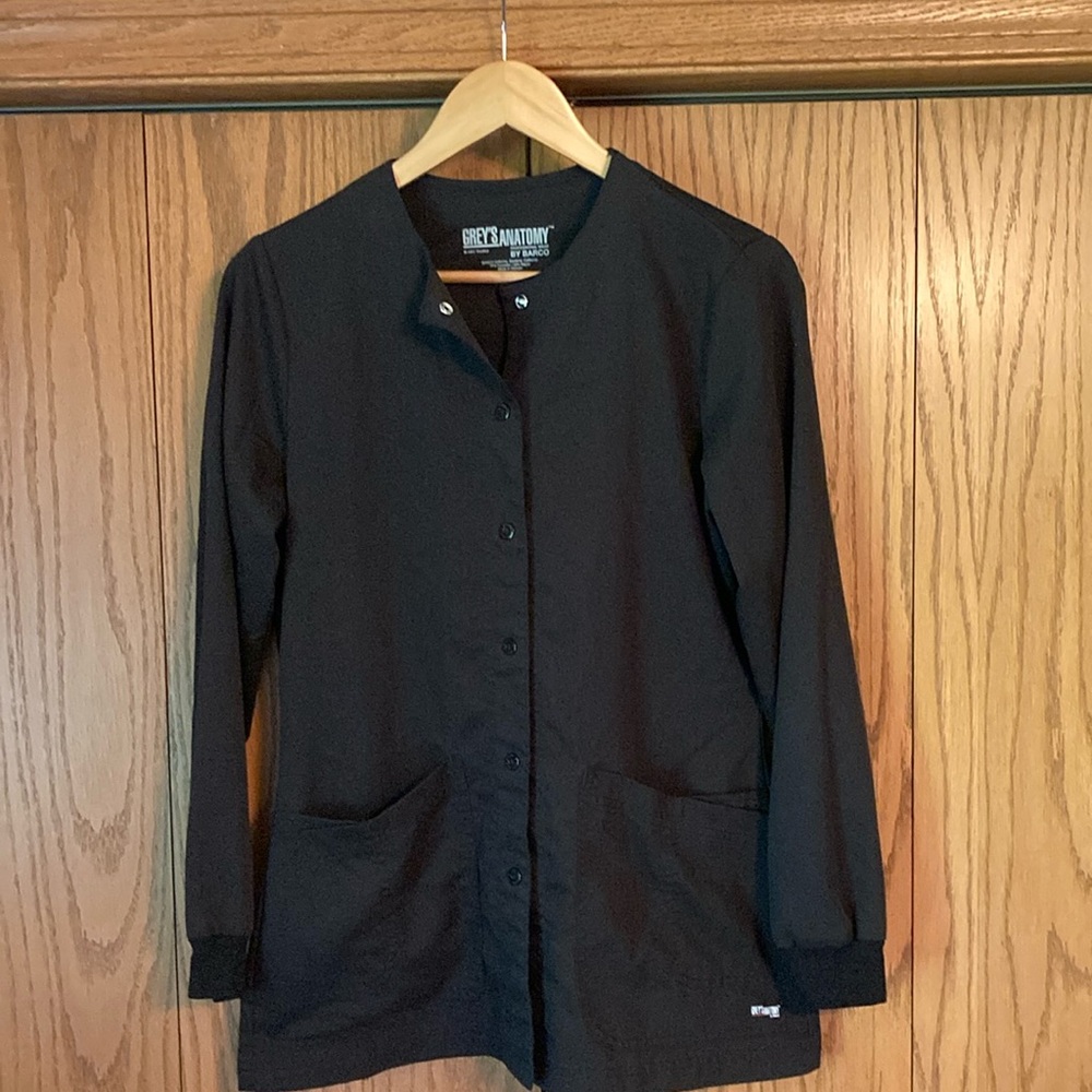 Black snap enclosure, scrub jacket